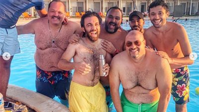 كريم محمود عبد العزيز وشقيقه وشيكو بالساحل الشمالي (صور)