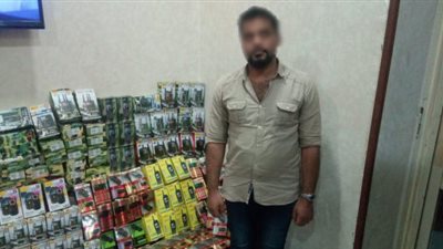 ضبط صاحب شركة لبيع هواتف على شكل ساعة يد مزودة بكاميرات سرية (صور)