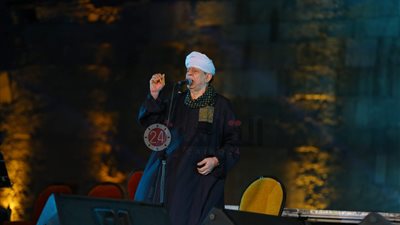 “سفن النجاة”.. التهامي يغرد بأجمل القصايد الصوفية بمهرجان القلعة (صور)