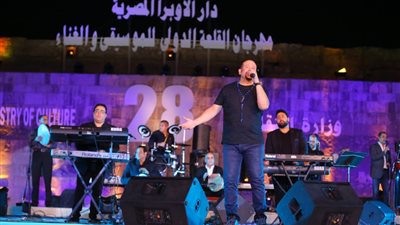 هشام عباس يشعل مهرجان القلعة بأغاني ألبومه الجديد “عامل ضجة” (صور)