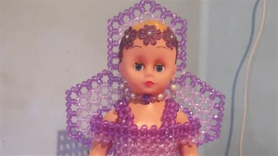 بالكريستال.. سيدة تبدع في تصميم عرائس المولد باستخدام أدوات بسيطة | صور