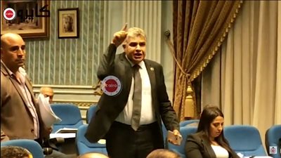 عضو بالنواب ينفعل على أحمد مجاهد: أنت مملي الفيفا بالكلام اللي أنت عاوزه