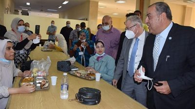 رئيس جامعة حلوان يتفقد المطعم المركزي ويتناول الغداء مع طلاب المدينة الجامعية