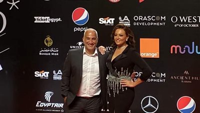 محتضنة كمال زاده.. بشرى تتألق بفستان بياقة على ريد كاربت مهرجان الجونة