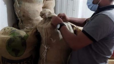 بعد إصابة 5 أشخاص بتسمم.. ضبط 1700 كيلو من الجبن الرومي في مخازن محل بمطروح