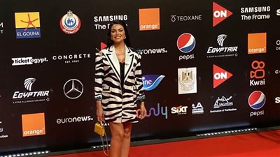 بالزيبرا.. إطلالة مثيرة لـ دارين حداد في خامس أيام مهرجان الجونة