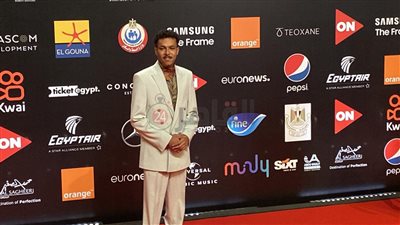 ببدلة سبعينياتي.. أول ظهور لـ ويجز في مهرجان الجونة السينمائي | فيديو