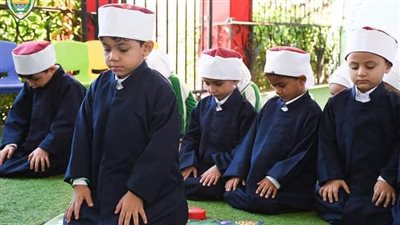 أطفال تركوا الاحتفال وذهبوا لصلاة الظهر.. صورة تشعل مواقع التواصل بمطروح