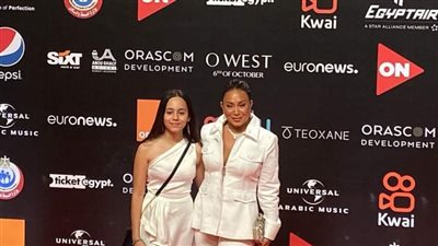 بإطلالة بيضاء.. إنجي علي برفقة ابنتها على ريد كاربت مهرجان الجونة السينمائي