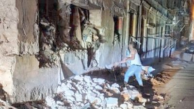 تخوفا من انهياره.. إزالة أجزاء من عقار آيل للسقوط بغرب الإسكندرية