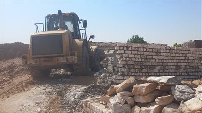إزالة 81 حالة تعد على أراض الدولة بحي الصداقة في أسوان