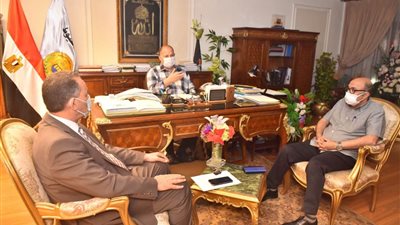 محافظ أسيوط يوجه بتكثيف حملات التطعيم ضد فيروس كورونا