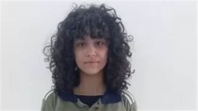 طالبة تتعرض للتنمر من مديرة المدرسة بسبب شعرها الكيرلي