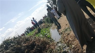 متغيبة منذ شهر.. العثور على جثة مسنة داخل شوال بمصرف في البحيرة | صور