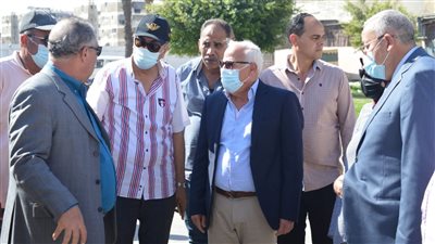 محافظ بورسعيد يوجه بإزالة الإشغالات وإقامة سوق يضم الباعة الجائلين بحي الزهور | صور
