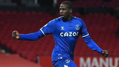 إيفرتون يعلن إصابة عبدالله دوكوري في القدم 