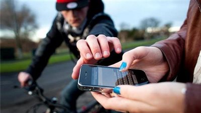 امسك حرامي.. نصائح لتجنب سرقة هاتفك في الشارع بعد واقعة المراسل