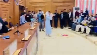 طالبة تستقبل طلاب صيدلة كفر الشيخ بأغنية غلطان في غيرتي.. ورئيس الجامعة سنحقق في الأمر | فيديو 