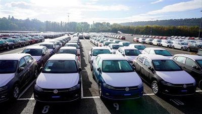 صناع السيارات: كورونا وتكلفة الشحن أسباب ارتفاع الأسعار حاليا