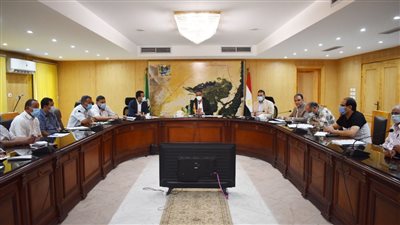 محافظ الفيوم يشدد على الالتزام بالجداول الزمنية لتنفيذ مشروعات واستبعاد المقاولين المتقاعسين