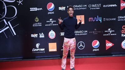 بنطلون نقشة البهيمي.. أحمد داش بإطلالة غريبة في سادس أيام الجونة السينمائي