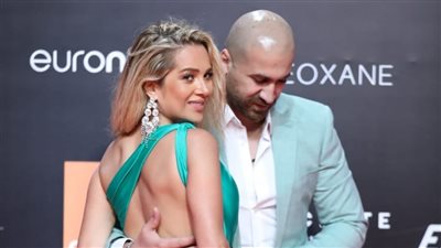 ببدلة وفستان.. تألق مساري وزوجته على ريد كاربت الجونة السينمائي 2021