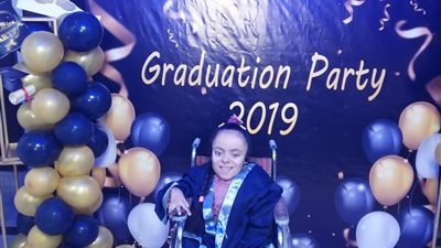 لا تعرف المستحيل.. قصة نجاح طالبة من ذوي الهمم تحلم بالتدريس في كلية الإعلام │ صور