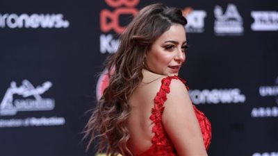 بإطلالة حمراء.. إلهام عبد البديع تتألق في سادس أيام مهرجان الجونة 2021