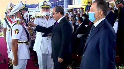 الرئيس السيسي يكرم أوائل كلية الشرطة دفعة 2021 