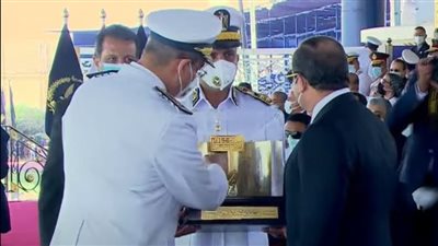 مدير أكاديمية الشرطة يُهدي السيسي جدارية للمشروعات القومية 