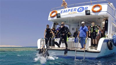 رغم سوء الأحوال الجوية.. استمرار الرحلات البحرية بالغردقة I صور