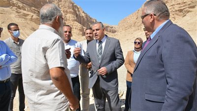 استعدادًا لاستقبال موسم الشتاء.. محافظ سوهاج يتفقد مخرات السيول للاطمئنان على جاهزيتها | صور