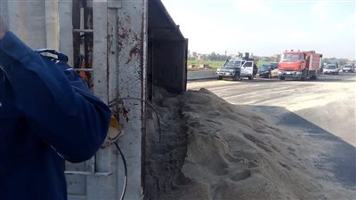 غلق جزئي للطريق الإقليمي بالمنوفية بعد انقلاب مقطورة محملة بالرمال | صور