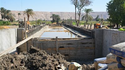 محافظ سوهاج يتفقد أعمال إنشاء كوبري الكتكاتة وتبطين ترع ساقلتة