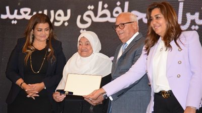 محافظ بورسعيد يكرم أم محمد ويهديها لقب شخصية العام ضمن أكثر 50 سيدة تأثيرا | صور