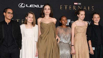 تألق أنجلينا جولي وأولادها بملابس معاد تدويرها في العرض الخاص لفيلمها Eternals