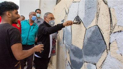 رئيس جامعة طنطا يشارك الطلاب تجميل الكليات بمجمع سبرباي