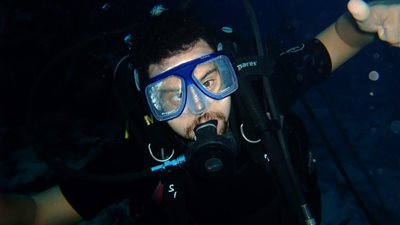 من هاوي لبطل المستحيل.. قصة أول غطاس من متلازمة داون