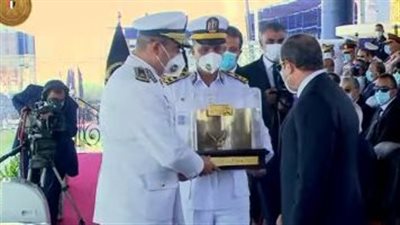 لواء أحمد إبراهيم يهدي الرئيس السيسي هدية تذكارية| فيديو