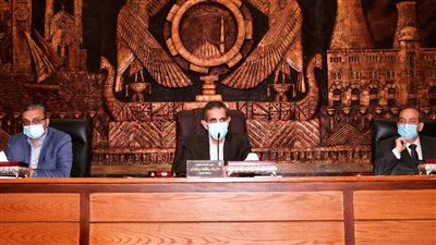 محافظ الغربية يناقش مع رؤساء المدن مواجهة الأمطار وأعمال النظافة