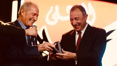 حسن مصطفى يهدي الخطيب شهادة تقدير وميدالية وعلم الاتحاد الدولي لكرة اليد