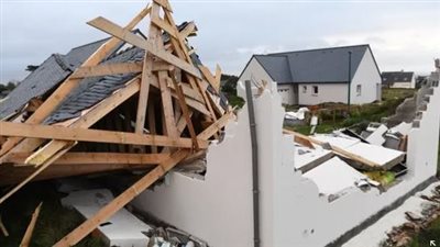 عاصفة شديدة تقطع الكهرباء عن 250 ألف منزل وتعطل المواصلات بفرنسا 