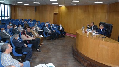 محافظ المنيا يتابع نسب تنفيذ مشروعات حياة كريمة