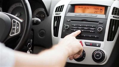 الحكومة تشكل لجنة لفرض رسوم على أي سيارة بها راديو