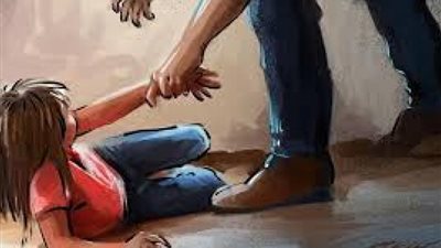 تحسس مواضع عفتها.. أب يعترف باغتصاب ابنته صاحبة الـ 16 عاما 