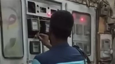 محصل يفصل الكهرباء على المرضى بعيادة في السويس 