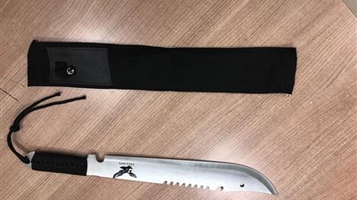 ضبط راكب قادم من لبنان لمحاولته تهريب سيف معدني | صور