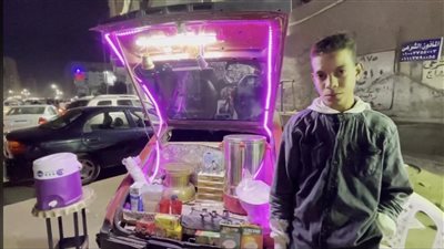طالب ثانوي يعمل على عربة مشروبات: نفسي أتخرج وأجوِّز أخواتي
