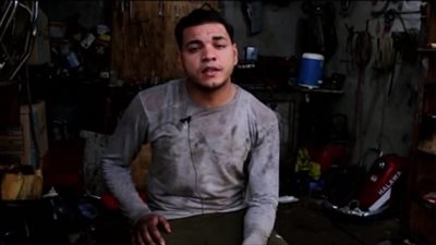 الميكانيكي المغني.. شاب يبدع في المديح بالمنوفية: حاولت أطلّع كليب واتنصب عليا