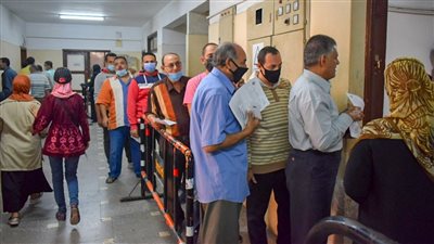 الوزراء: 69.5% يؤيدون منع الموظفين غير المطعمين من دخول مقار عملهم